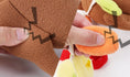 Bild in die Galerie laden, Braten-Buddy – das gefüllte Hühnchen zum Spielen & Schnüffeln! 
