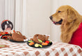 Bild in die Galerie laden, Braten-Buddy – das gefüllte Hühnchen zum Spielen & Schnüffeln! 
