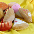 Bild in die Galerie laden, Snackies – Quietschende Plüschsnacks für Hunde 
