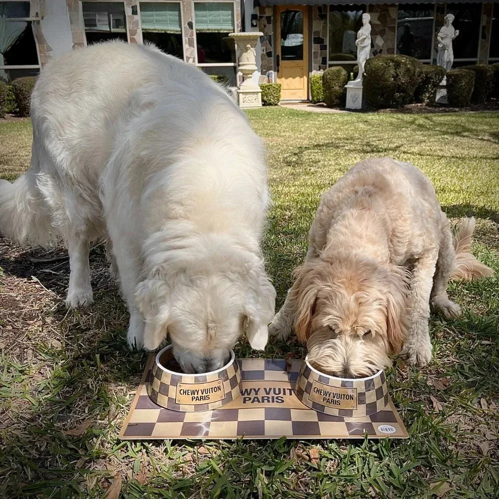 Chewy Vuiton – Napfset mit Luxus-Print für stilvolle Hunde
