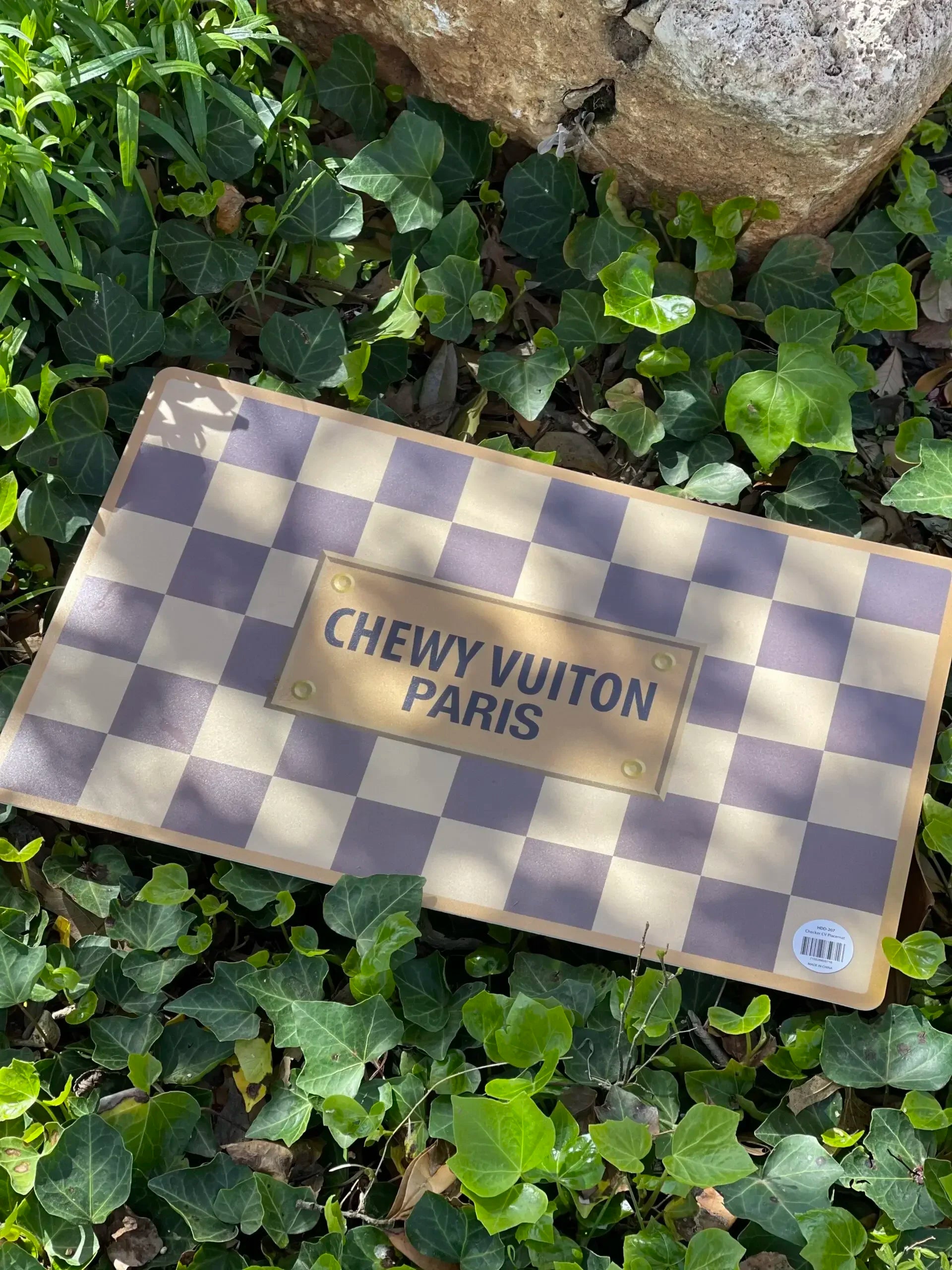 Chewy Vuiton – Napfset mit Luxus-Print für stilvolle Hunde