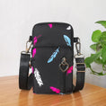 Bild in die Galerie laden, Damen Gassi-Tasche Nylon Wasserdicht – Stylische Umhängetasche mit Kotbeutelspender, Leckerli-Fach & viel Stauraum für Spaziergänge mit Hund 
