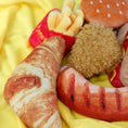 Bild in die Galerie laden, Snackies – Quietschende Plüschsnacks für Hunde 
