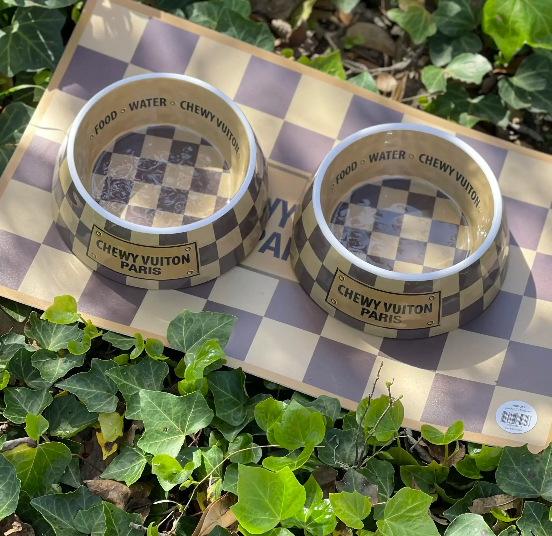 Chewy Vuiton – Napfset mit Luxus-Print für stilvolle Hunde