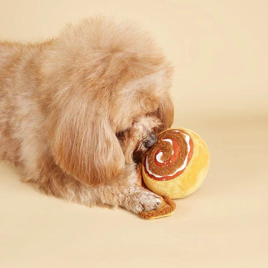 Cinnamon Roll – das süße Plüschspielzeug zum Quietschen & Kuscheln!