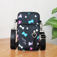 Bild in die Galerie laden, Damen Gassi-Tasche Nylon Wasserdicht – Stylische Umhängetasche mit Kotbeutelspender, Leckerli-Fach & viel Stauraum für Spaziergänge mit Hund 
