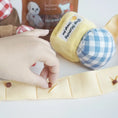 Bild in die Galerie laden, Mini-Marmeladenspaß – das süße Frühstücksspielzeug zum Schnüffeln & Rascheln! 
