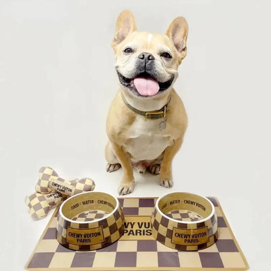 Chewy Vuiton – Napfset mit Luxus-Print für stilvolle Hunde
